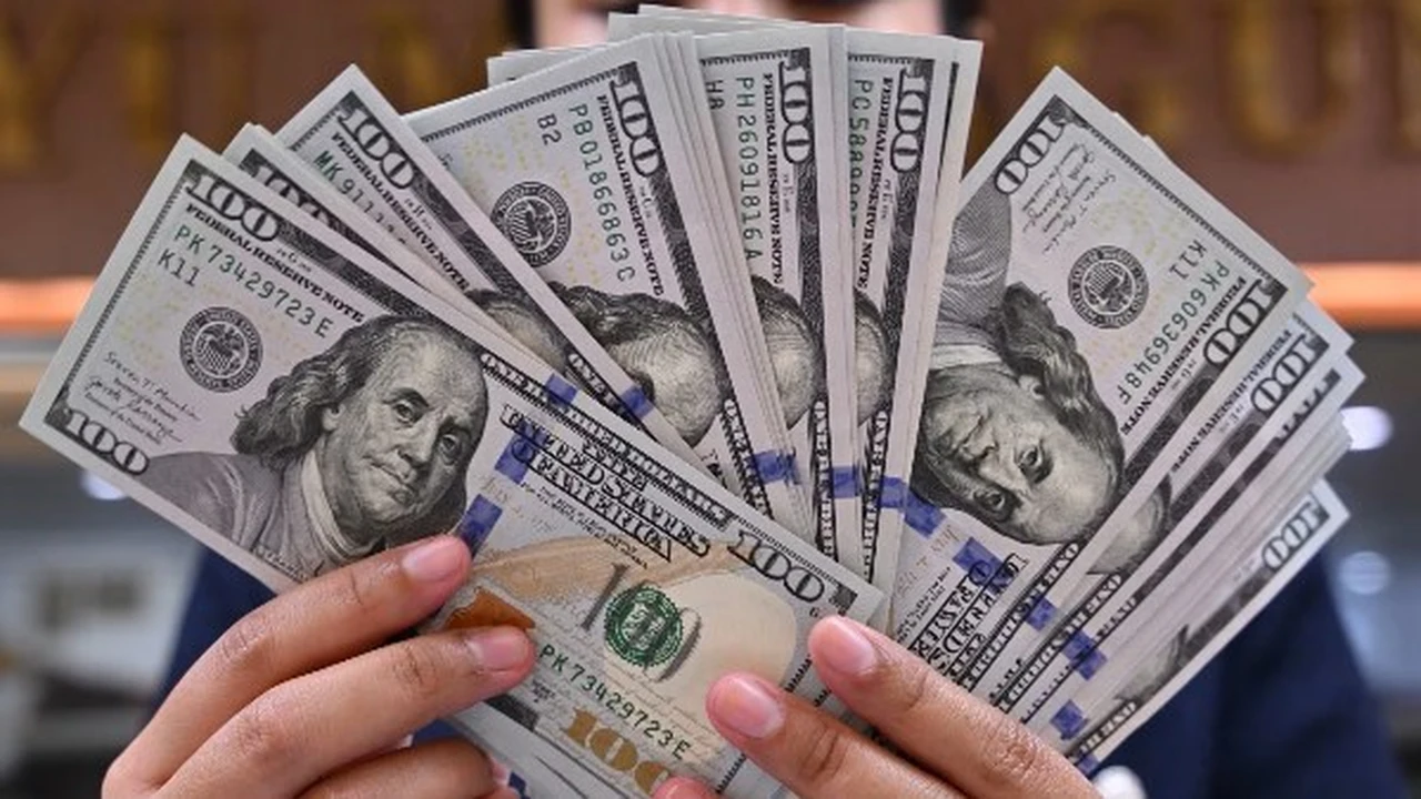 سعر الدولار في البنك الأهلي المصري يسجل ارتفاعًا جديدًا